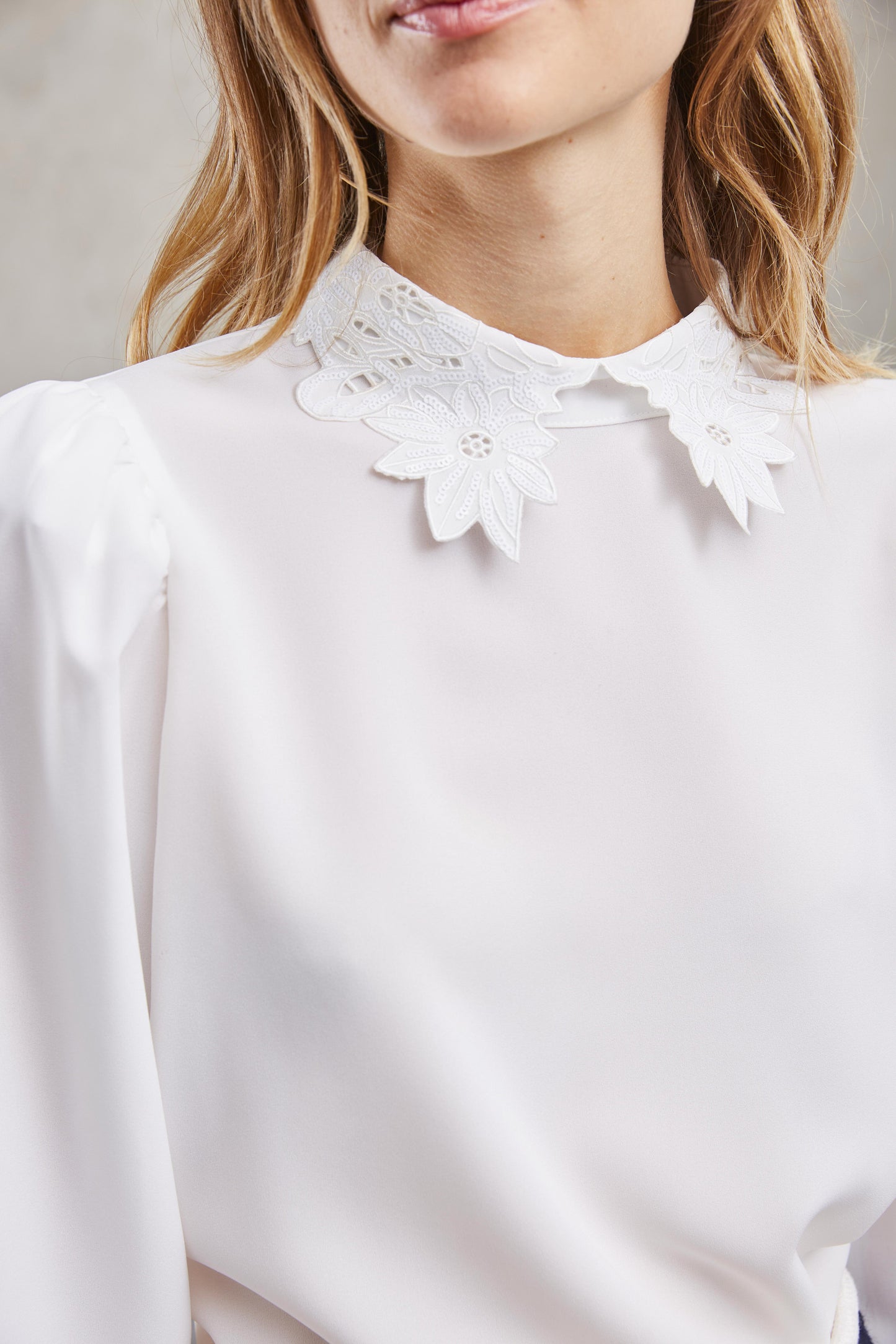 BLOUSE BLANCHE À COL PAILLETÉ