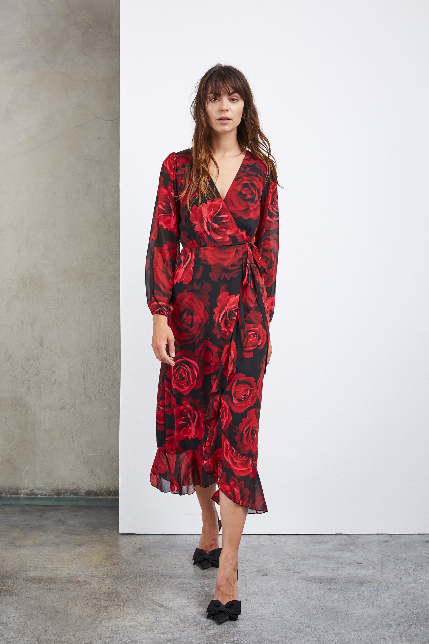 ROBE PORTEFEUILLE LONGUE À FLEURS ROUGES