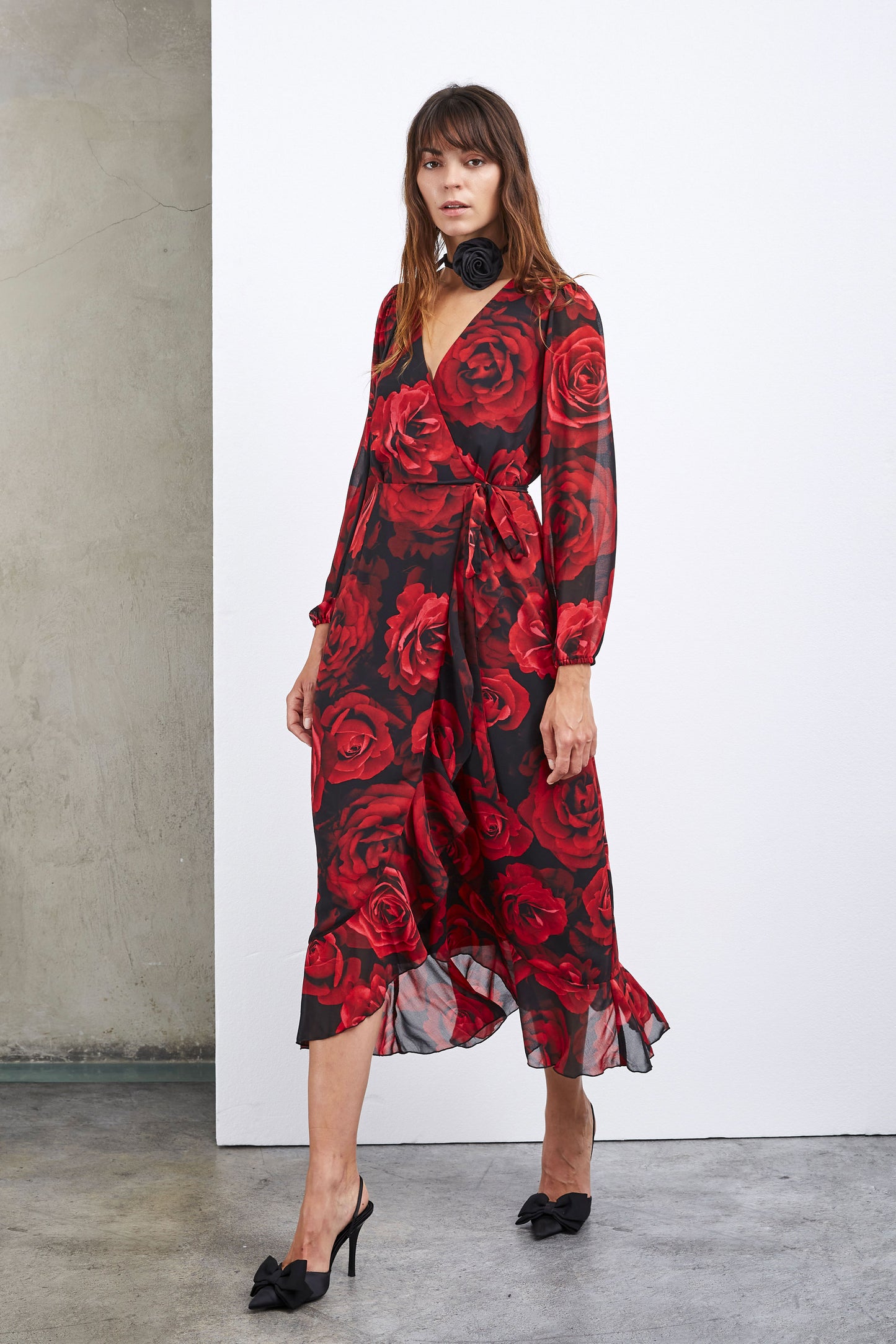 ROBE PORTEFEUILLE LONGUE À FLEURS ROUGES