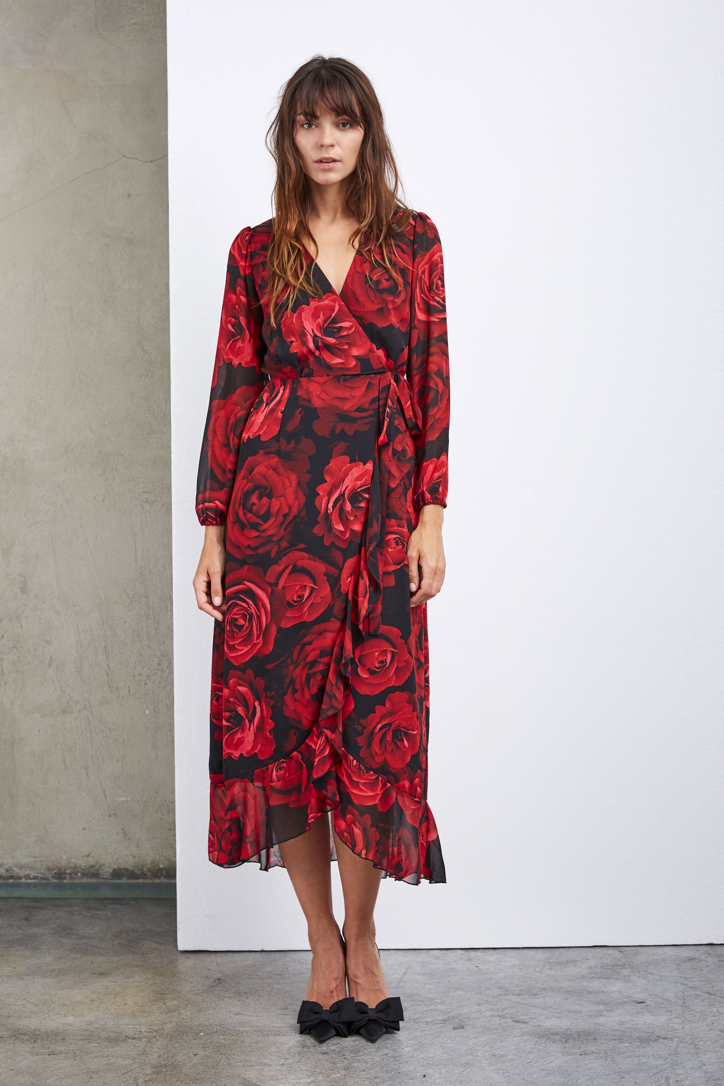 ROBE PORTEFEUILLE LONGUE À FLEURS ROUGES