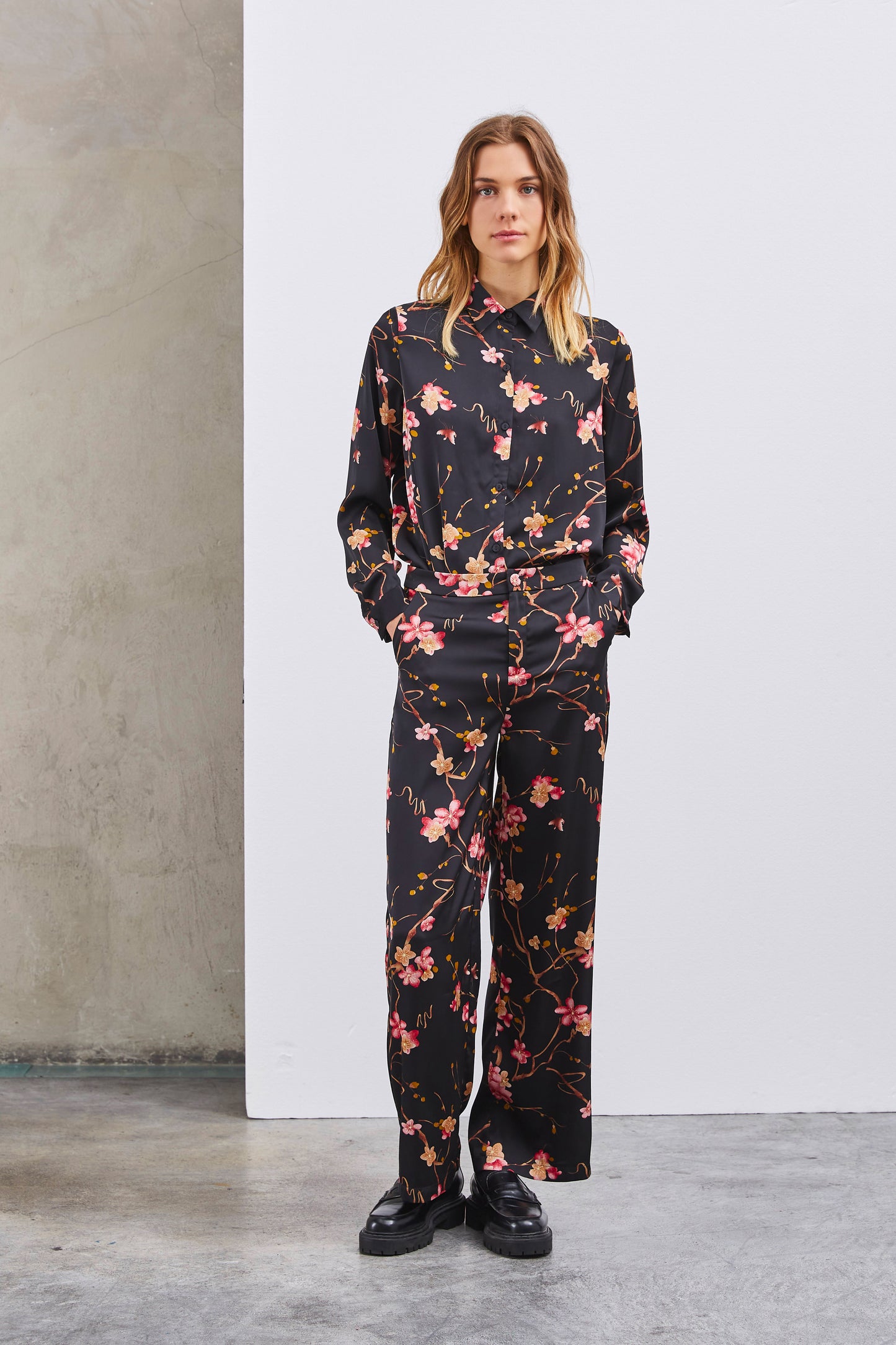 FLUID FLOWER PRINT TROUSERS