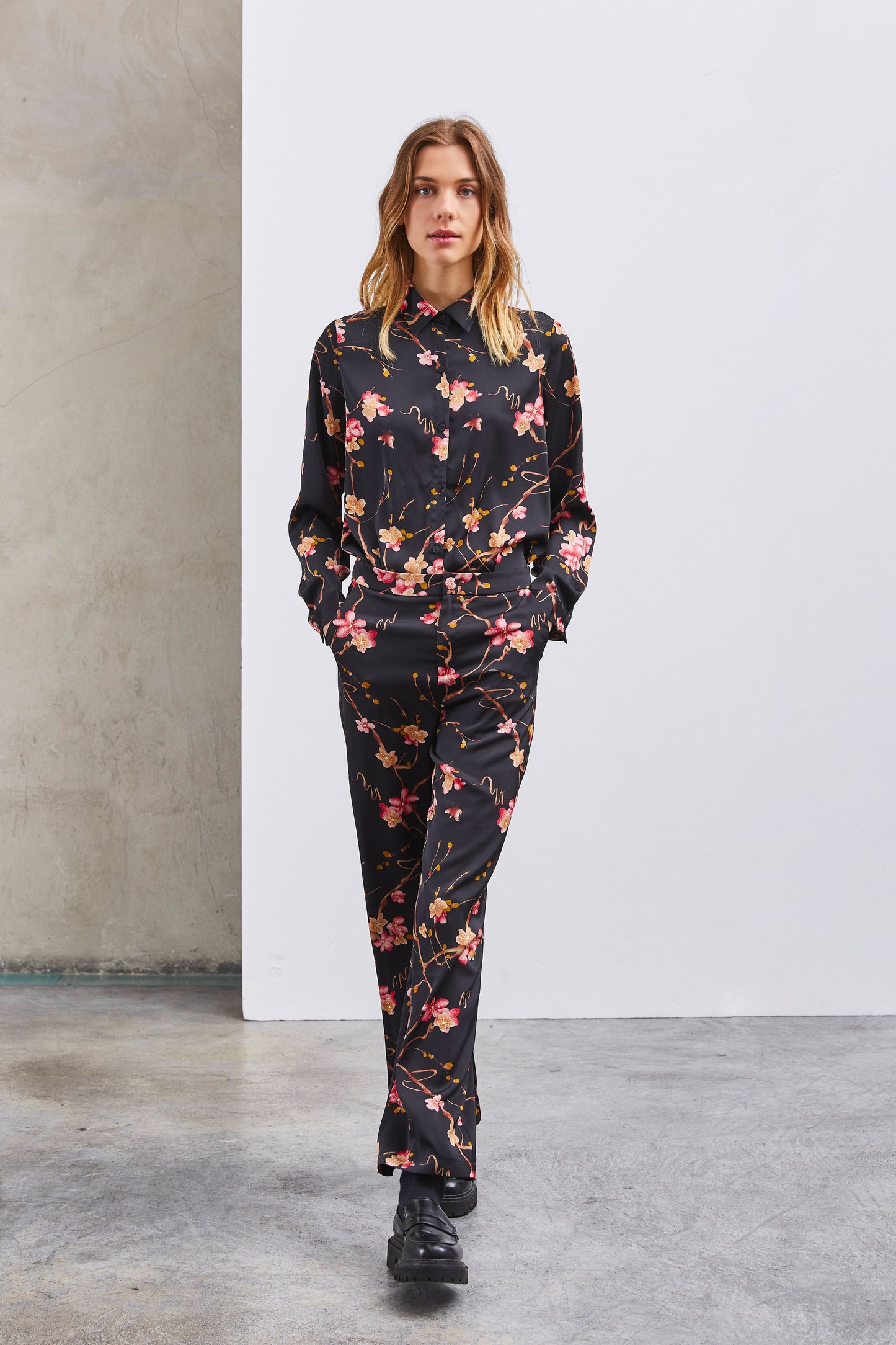 FLUID FLOWER PRINT TROUSERS