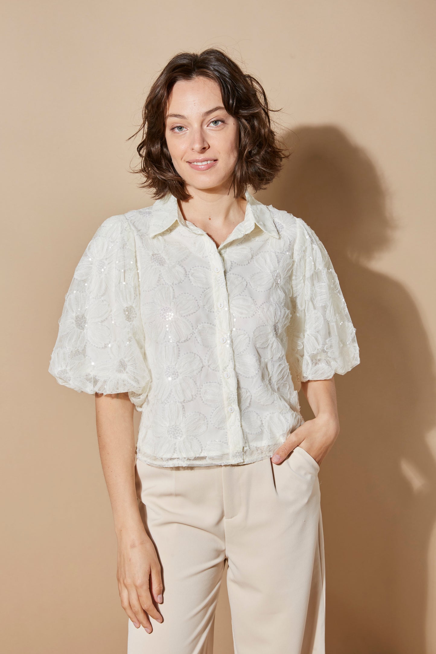 BLOUSE FLEURIE PAILLETÉE À MANCHES BOUFFANTES