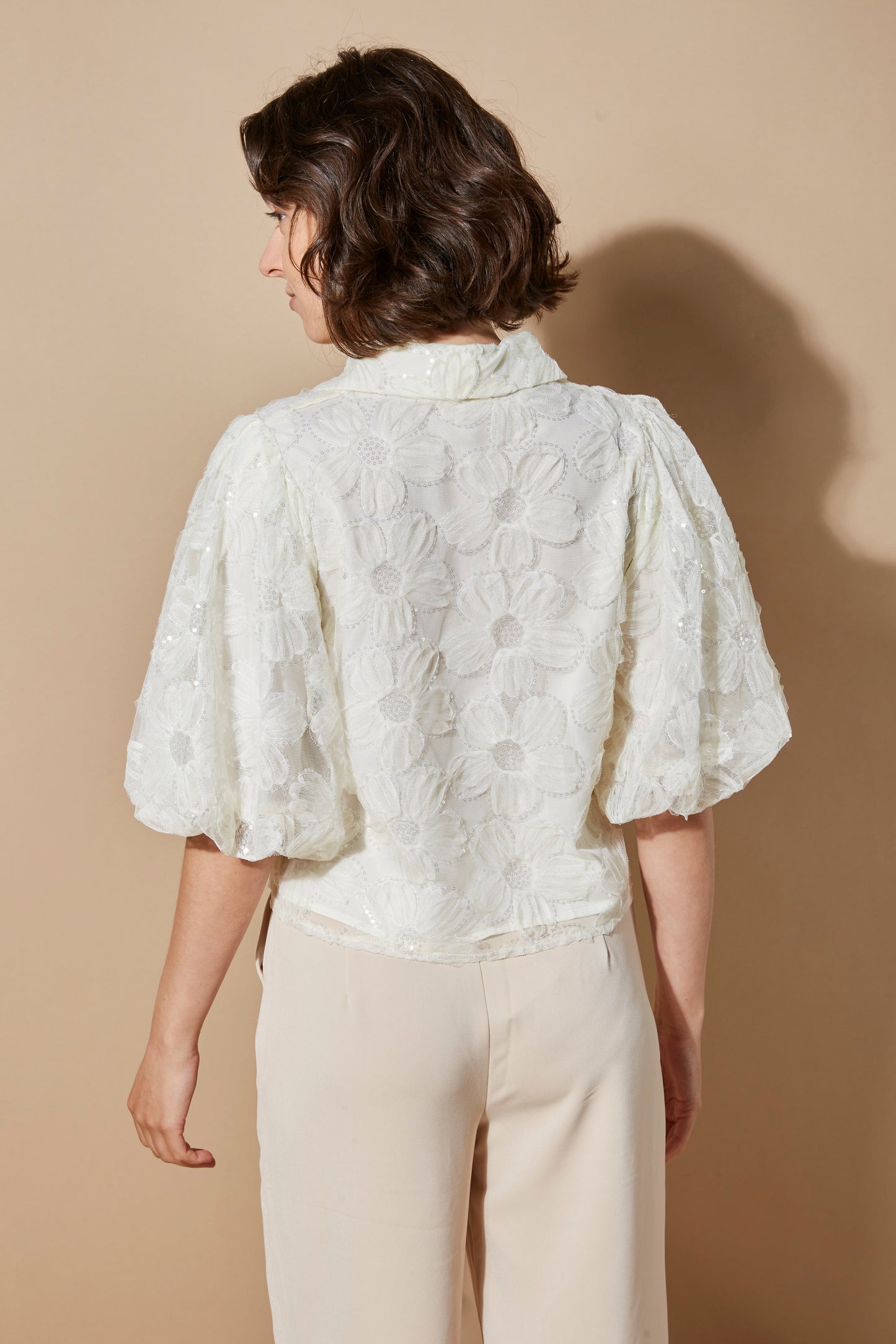 BLOUSE FLEURIE PAILLETÉE À MANCHES BOUFFANTES