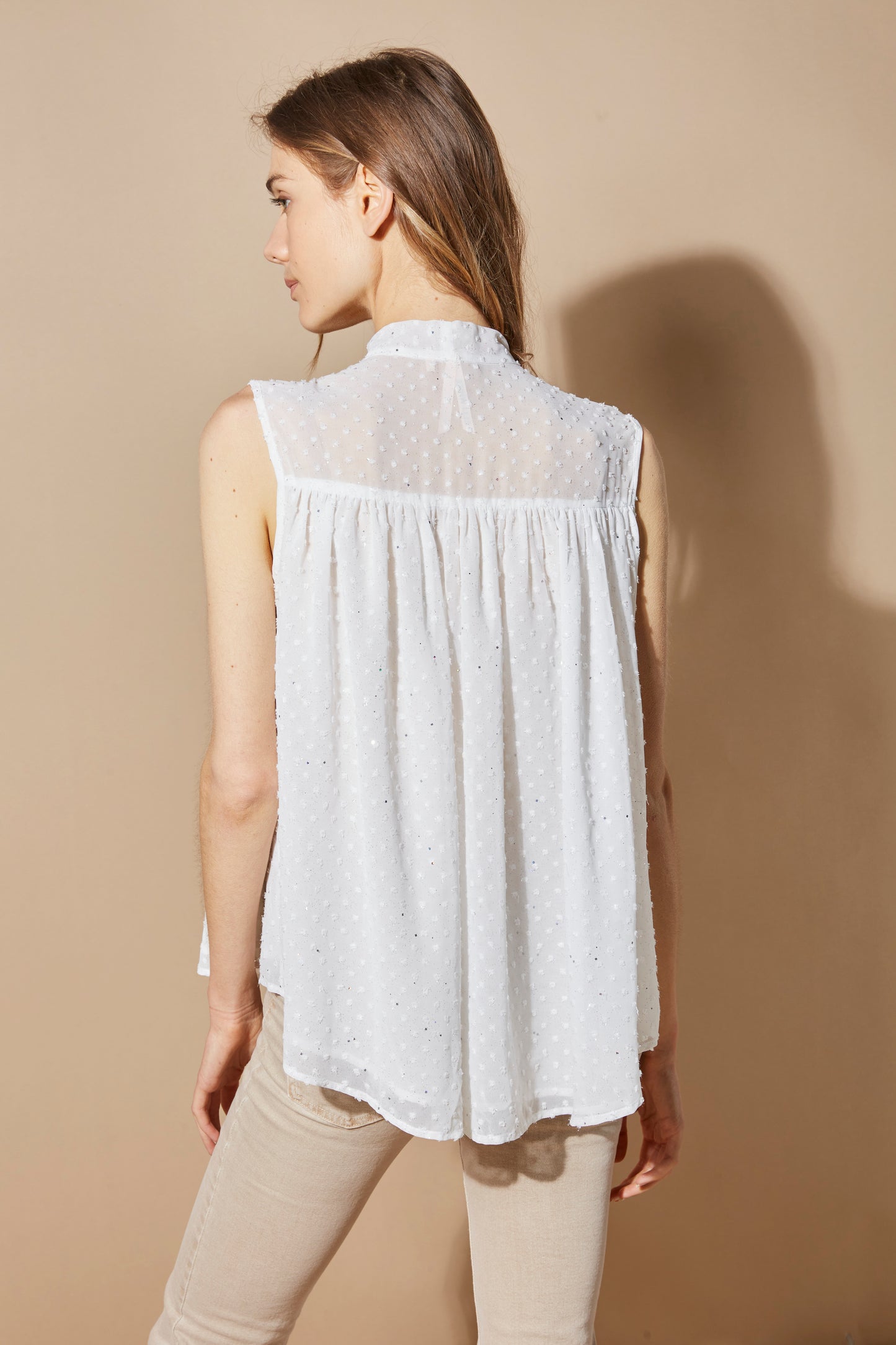 BLOUSE BLANCHE À PAILLETTES ET COL LAVALLIÈRE